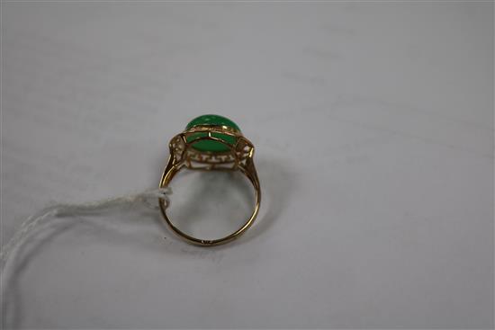 A 10K gold and jade cabochon ring, a pinchbeck and amethyst fob seal and sundries,